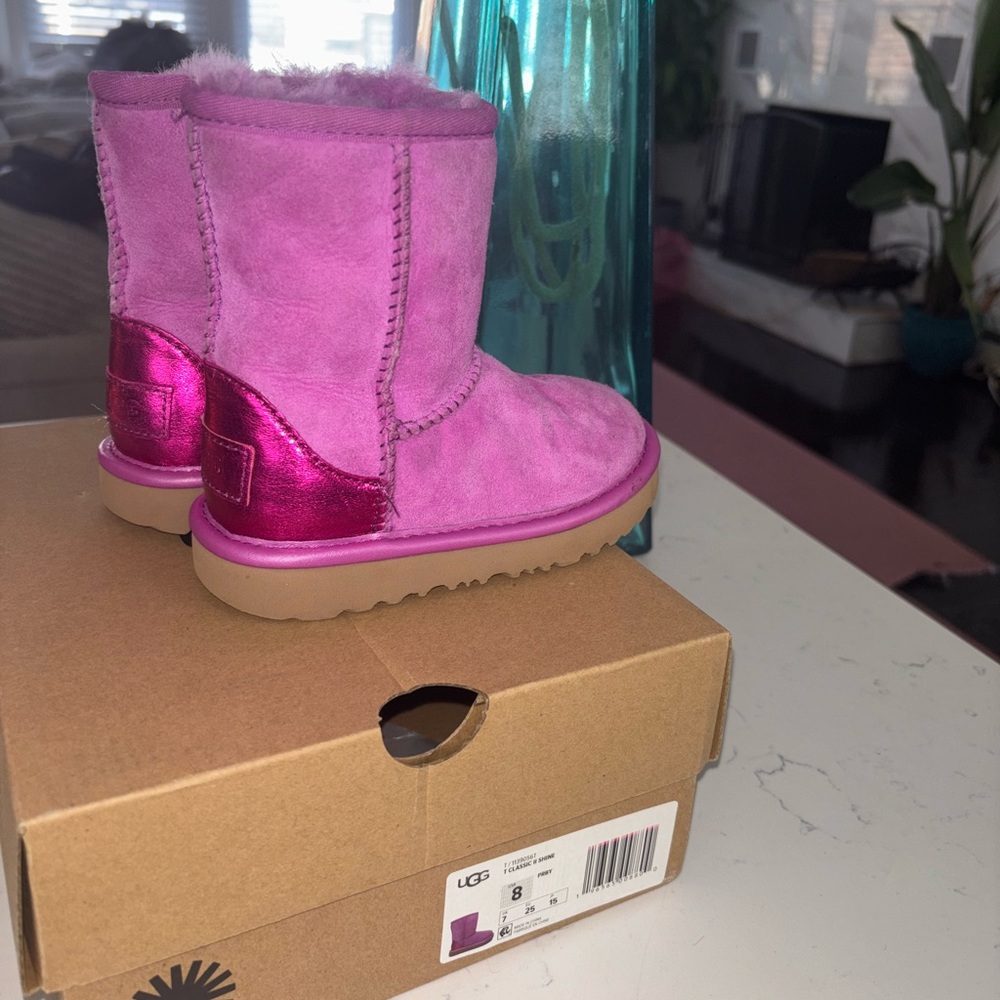 Toddler girl Uggs size 8 lightly worn